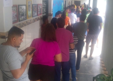 Urnas são encerradas com filas de eleitores