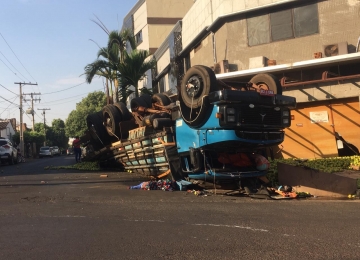 Caminhão tomba no Jardim Marconal em Rio Verde