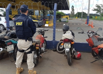  Idoso inabilitado é flagrado pela PRF pilotando motocicleta na BR 452 em Itumbiara