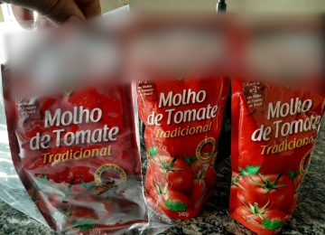 Consumidores denunciam empresa por conter corpos estranhos em sachês de molho de tomate em Goiás