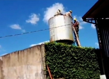 Bombeiros resgatam homem que desmaiou enquanto limpava caixa d'água