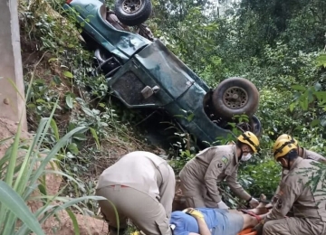 Condutor de caminhonete perde controle e caí de ponte na zona rural de Jataí