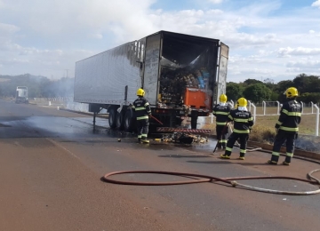 Carreta que transportava secos e molhados pega fogo e destrói parte da carga em rodovia de Rio Verde