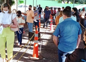 Pessoas com 49 anos completos recebem 1ª dose de vacina contra Covid em Rio Verde