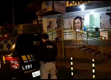 PRF de Rio Verde prende caminhoneiro após agressão à companheira