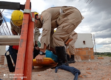 Bombeiros resgatam homem após acidente de trabalho em Rio Verde