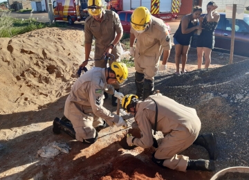 Bombeiros resgatam bebê em buraco de 03 metros em Rio Verde