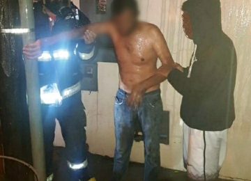 Bombeiros salvam homem que estava dormindo em casa pegando fogo
