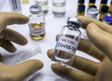 Testes da vacina de Oxford contra a Covid-19 foram suspensos após efeito adverso em voluntário