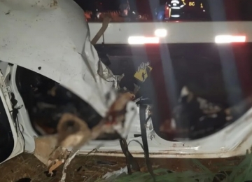Acidente entre carro e caminhão deixa 5 mortos na BR-452 