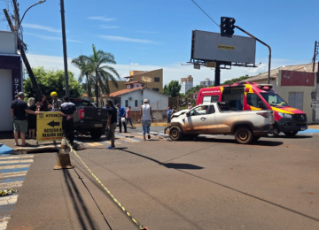 Acidente entre carro e moto deixa feridos e derruba poste de energia em Rio Verde