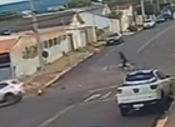 Adolescente sofre ferimentos graves após colisão entre bicicleta e carro em Jataí