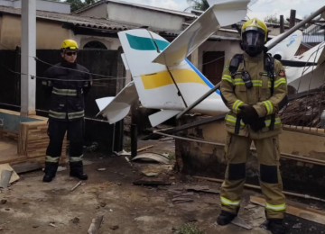 Aeronave que saiu de Jataí cai sobre casa em Goiânia; piloto sofre ferimentos leves