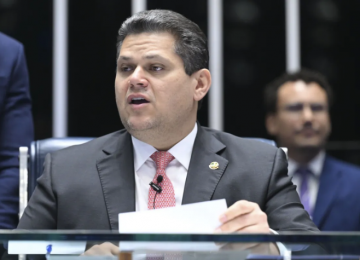 Alcolumbre articula perdão a Jair Bolsonaro em troca de apoio da direita para presidir o Senado