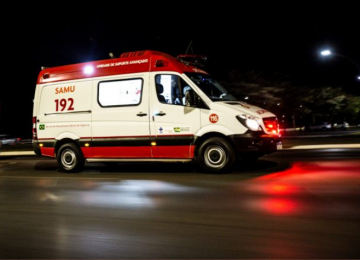 Ambulância e motocicleta se colidem em frente a Hospital Municipal de Rio Verde