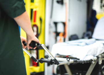 Colisão entre carro e moto deixa homem ferido na Vila Baylão, em Rio Verde