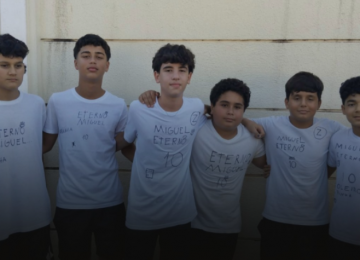 Amigos de Miguel, neto do prefeito de Itumbiara prestam homenagens durante o velório