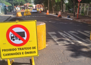 Após acidente, placas e manilhas são instaladas para restringir passagem de caminhões em rua de Rio Verde