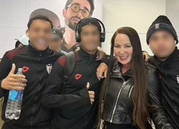 Atlético-GO dispensa seis jogadores da base após foto polêmica com atriz pornô