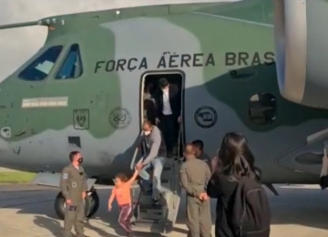 Avião da FAB com brasileiros e estrangeiros vindos da Ucrânia chega ao Brasil