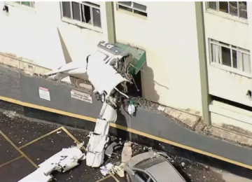 Avião de pequeno porte cai sobre prédio residencial em MG e deixa um morto e três feridos graves