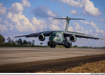 Avião enviado pelo Brasil resgata brasileiros que deixaram a Ucrânia  