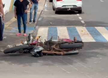 Batida entre carro e moto deixa duas pessoas feridas no centro de Rio Verde
