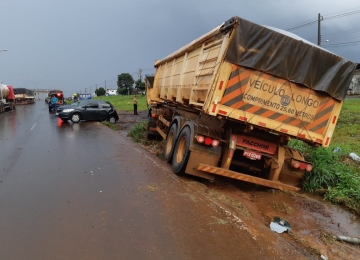 Caminhão derruba poste e deixa rodovia interditada em Rio Verde
