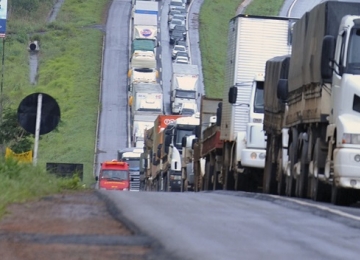Bloqueios de caminhoneiros são dispersados pelo Brasil enquanto Justiça Federal proíbe protestos em Goiás