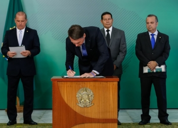 Presidente Bolsonaro oficializa pagamento de 13º salário do Bolsa Família
