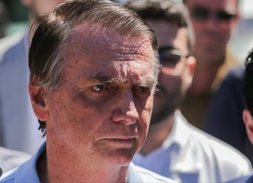 Bolsonaro sofre queda em cela da PF, tem traumatismo leve e pode passar por exames em hospital