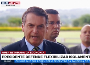 Bolsonaro responde jornalista sobre pronunciamento