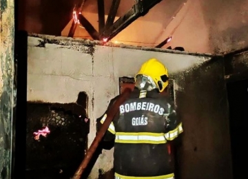 Bombeiros atendem incêndio em residência de Jataí