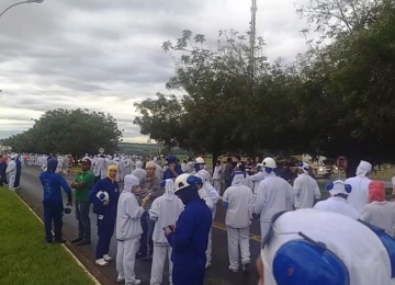 Bombeiros atendem funcionários de indústria de alimentos em Rio Verde após vazamento de amônia