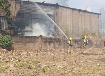 Bombeiros combatem incêndio em galpão próximo a Avenida Paulo Roberto, em Rio Verde