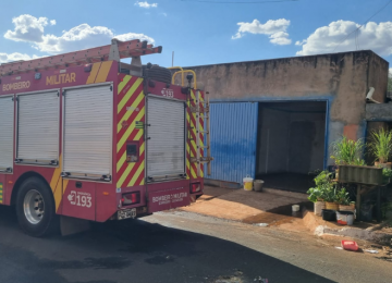 Bombeiros combatem incêndio em residência no bairro Vila Serpró, em Rio Verde