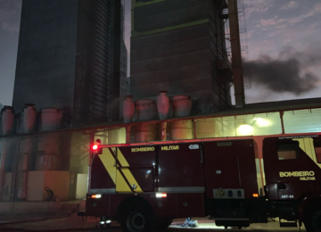 Bombeiros combatem incêndio em secadora de milho na zona rural de Montividiu
