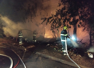 Bombeiros de Rio Verde apagam incêndio em residência no bairro Liberdade