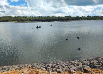 Bombeiros relatam alto risco para resgate de corpo de mergulhador em represa do Rio Verdão