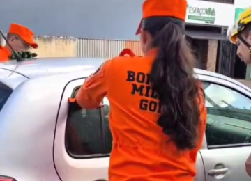 Bombeiros resgatam bebê trancado em carro em Jataí