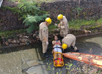 Bombeiros resgatam homem pulou no córrego Barrinha após fugir de hospital