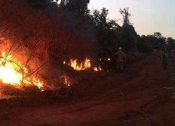 Bombeiros apagam incêndio em frente ao loteamento Campos Elísios em Rio Verde 