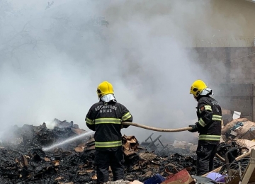 Bombeiros combatem incêndio em lote, no bairro Martins em Rio Verde