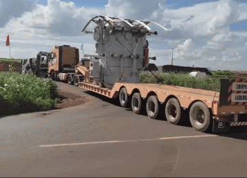 Veiculo fica preso ao fazer retorno na BR-060 em Rio Verde na saída para Goiânia