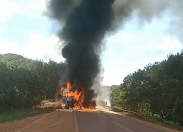 BR-452 em Bom Jesus de Goiás é totalmente interditada após colisão entre carretas