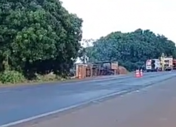 Acidente envolvendo dois veículos de carga deixa dois mortos na BR-452, em Rio Verde