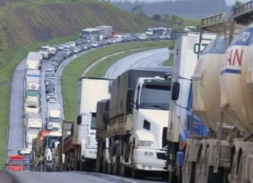 Brasil enfrenta escassez de caminhoneiros e risco de 