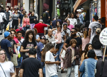 Brasil envelhece mais e crescimento populacional desacelera, aponta IBGE