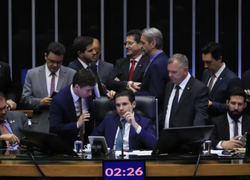 A BLINDAGEM QUE FERE A DEMOCRACIA