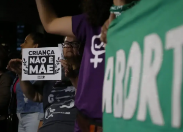 Projeto de lei aprovado multa em até R$ 5 mil quem afixar cartazes favoráveis ao aborto 
